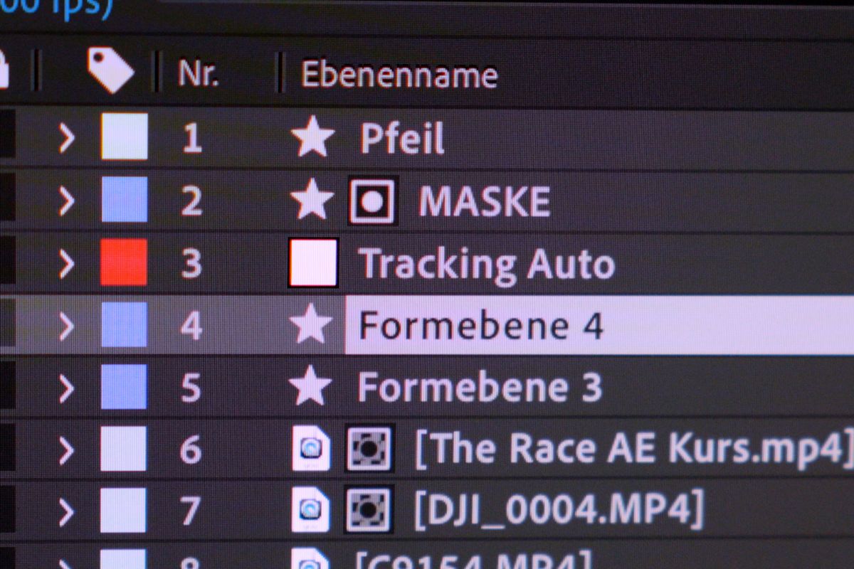 Ebenenliste einer After-Effects-Komposition mit Maske, Tracking-Ebenen und importierten Videoclips