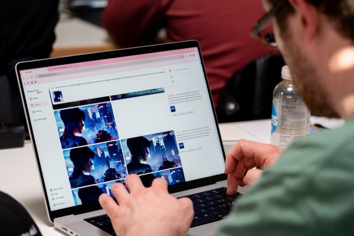 Teilnehmer erzeugt am Laptop KI-Standbilder aus einem Prompt