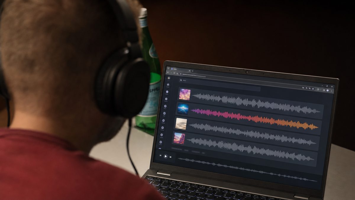 Teilnehmer mit Kopfhörern bearbeitet am Laptop die Tonspuren seines Trailers
