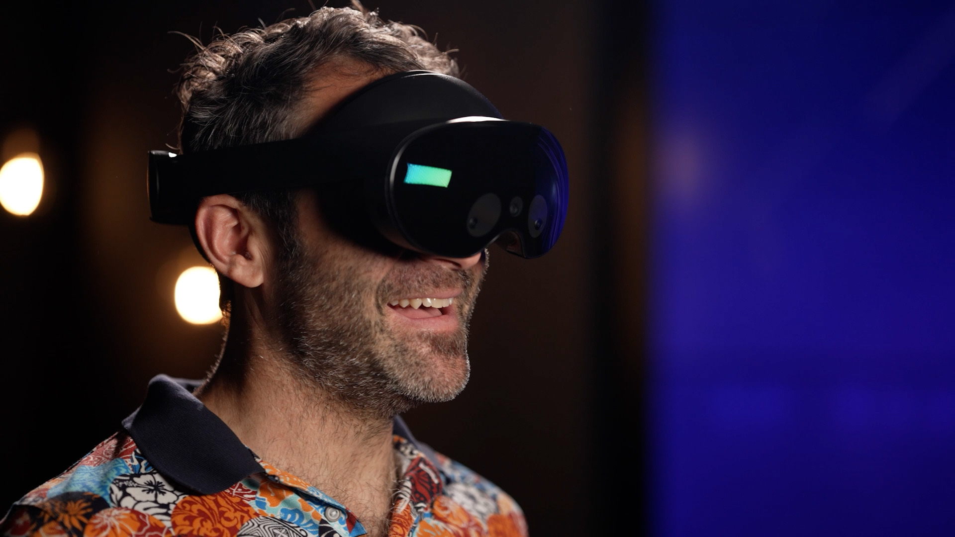 Teilnehmer trainiert mit VR-Brille einen Auftritt vor virtuellem Publikum