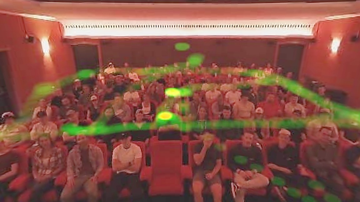 Blick-Heatmap der Bühnenszene: grüne Blickpunkte verteilen sich über das Publikum im Saal