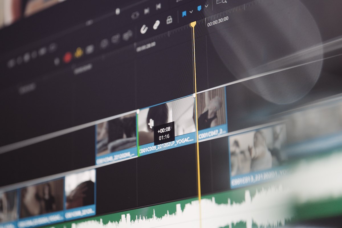 Zeitleiste in DaVinci Resolve mit farbig markierten Videospuren