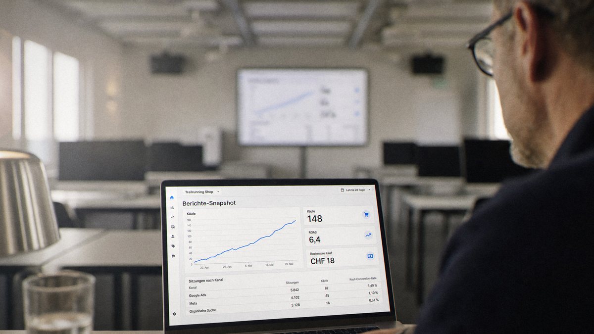 Teilnehmer liest Kennzahlen aus einem Werbe-Dashboard und macht Notizen