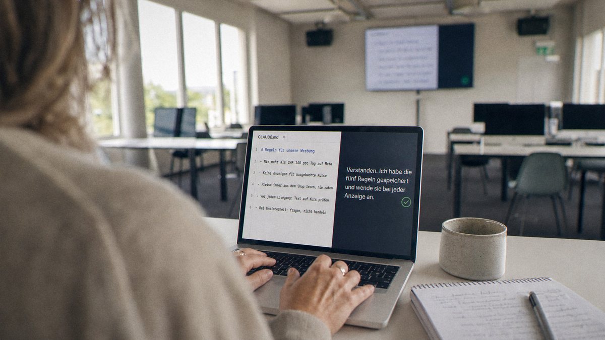 Regeldatei für einen KI-Agenten auf dem Laptop, daneben die Antwort des Agenten