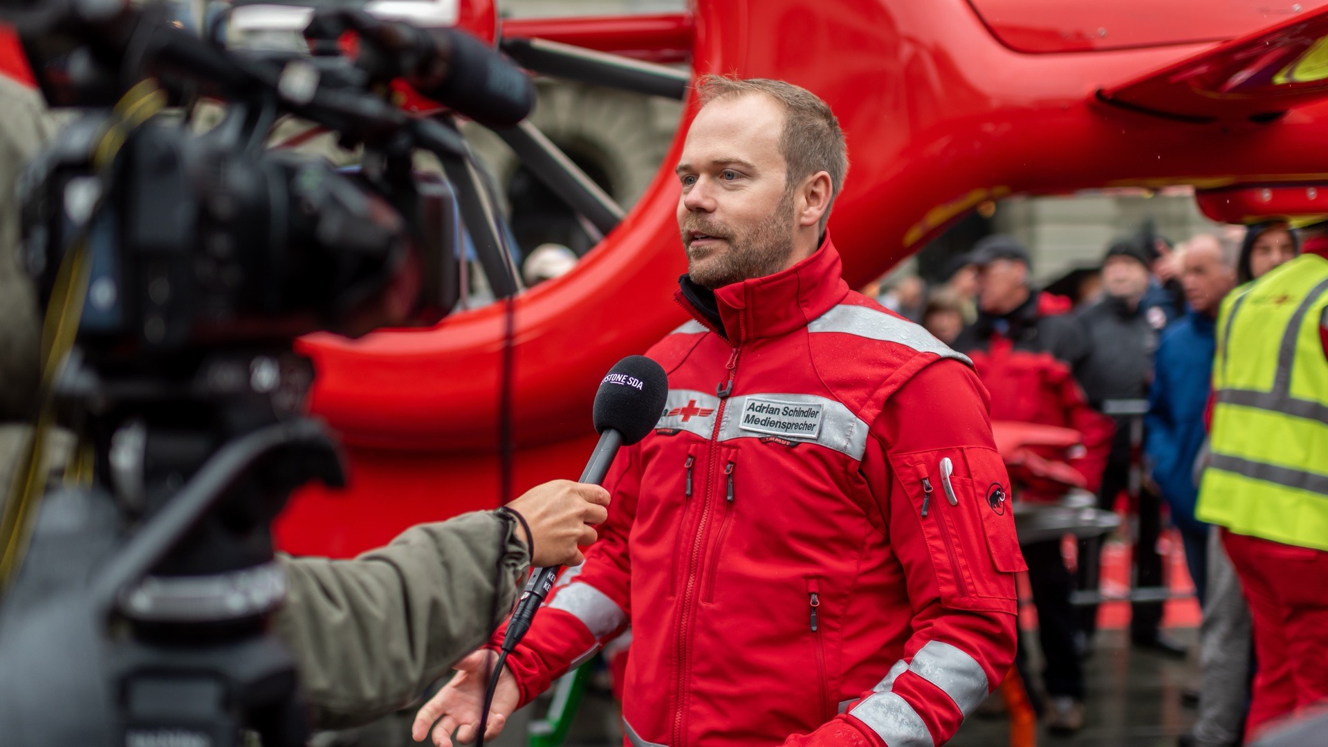 Adrian Schindler gibt als Mediensprecher ein Interview vor laufender TV-Kamera