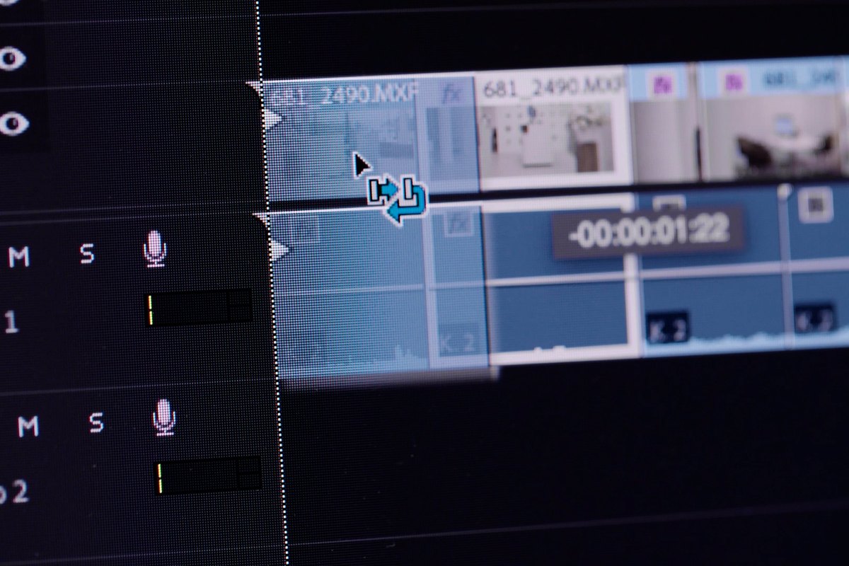 Zeitleiste in Adobe Premiere mit mehreren Video- und Audiospuren