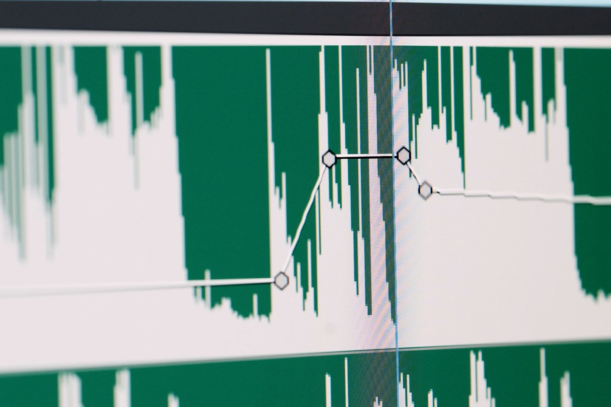 Audio-Wellenform in Adobe Premiere mit Lautstärke-Keyframes