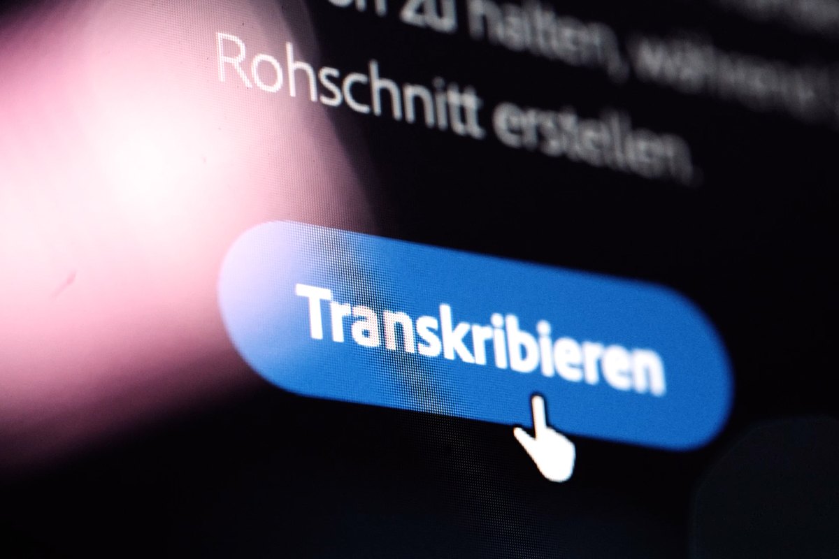 Der Transkribieren-Knopf im Textbedienfeld von Adobe Premiere