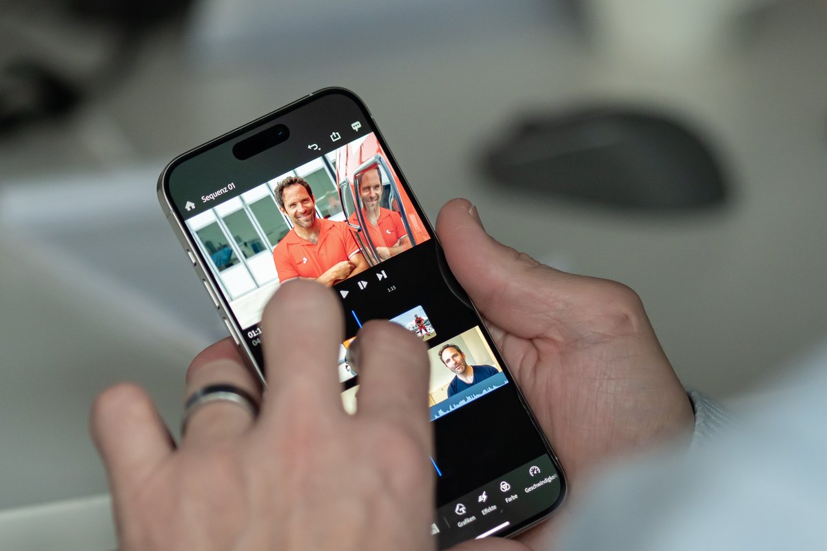 Teilnehmer schneidet ein Video direkt auf dem Smartphone, Zeitleiste und Clips auf dem Display
