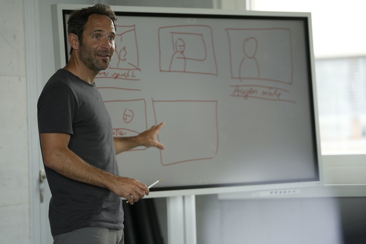 Roman Lehmann erklärt am Whiteboard gezeichnete Bildausschnitte und Einstellungsgrössen
