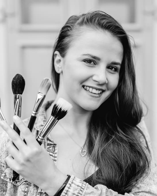 Nadja Thoma mit Make-up Utensilien