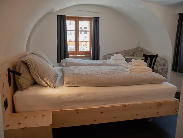 Zimmer im Hotel Pensiuina in Sent