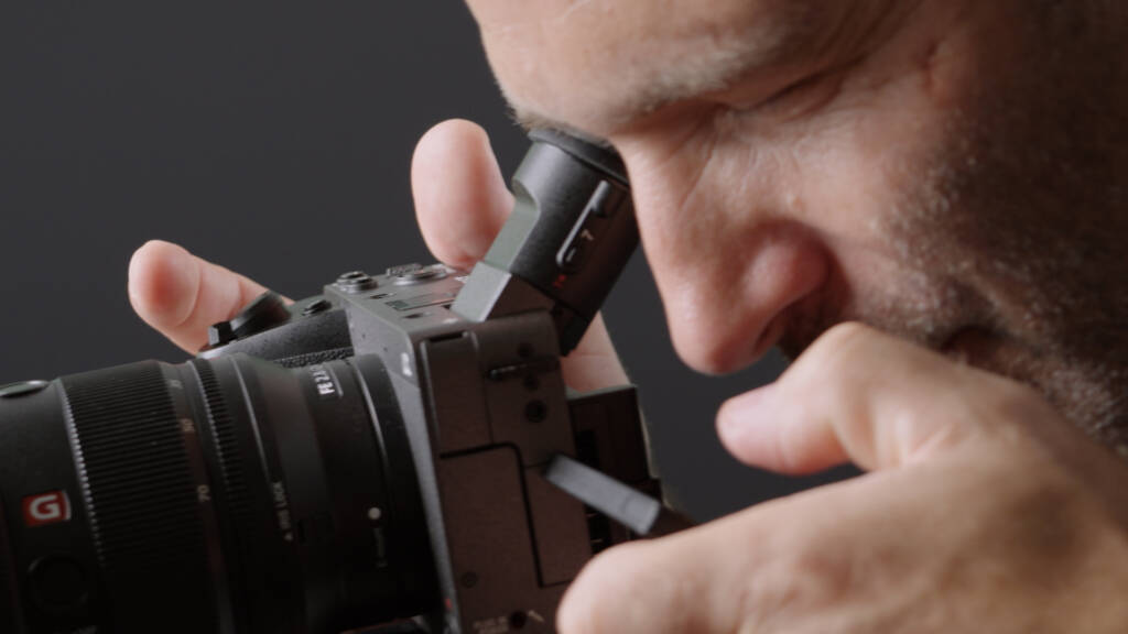 Roman Lehmann mit Sony FX2 beim Durchblick in den Sucher