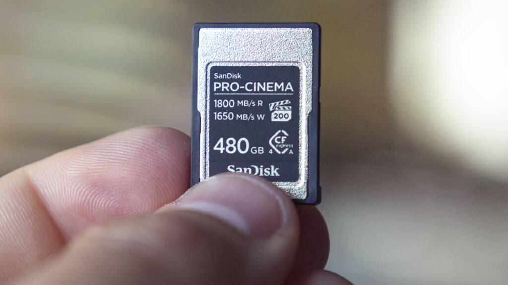 San Disk Pro Cinema CF Express Typ a in der Hand