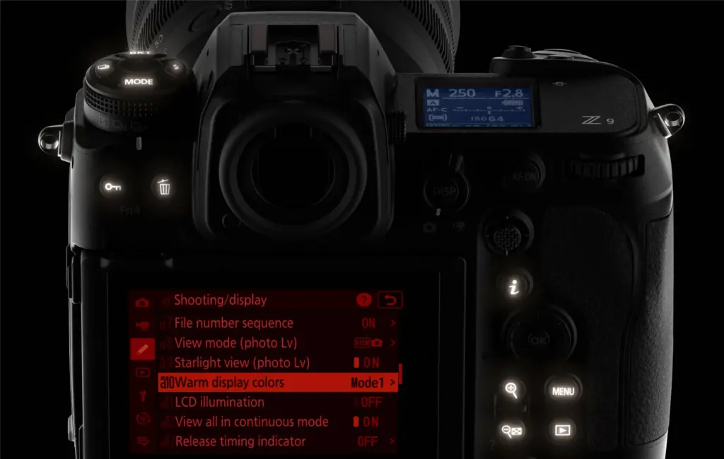 Rückseite der Nikon Z9-Kamera mit beleuchteten Tasten, Hauptbildschirm mit warmtonigen Menüoptionen und oberem Bildschirm mit den Einstellungen.