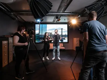 Person filmt mit professioneller Kamera – Vorbereitung auf den Fachausweis Multimedia Content Creator