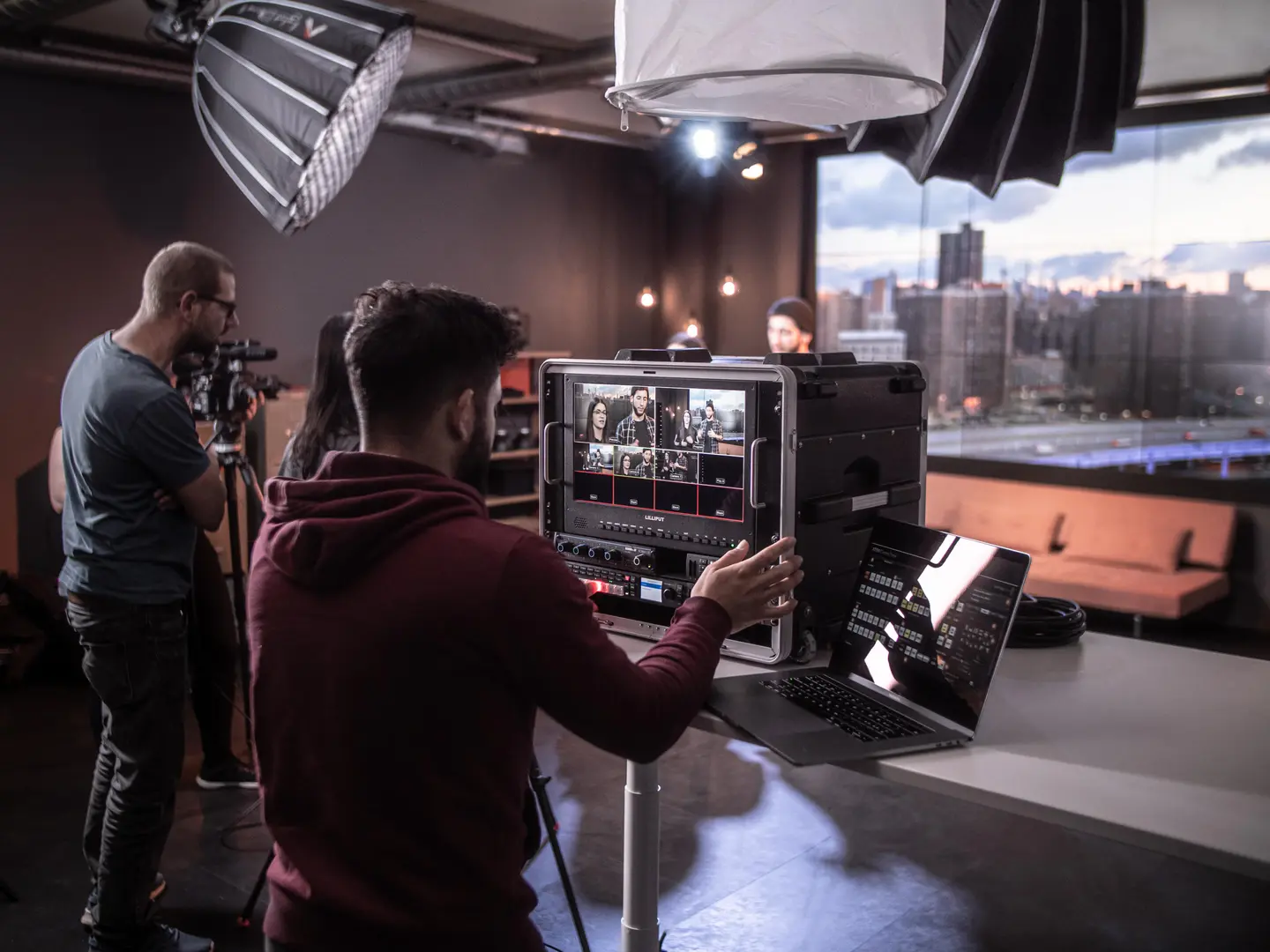 Teilnehmende der Studio 1 Masterclass am Schnittplatz und mit Kamera im Studio – Vorbereitung auf den Fachausweis Multimedia Content Creator