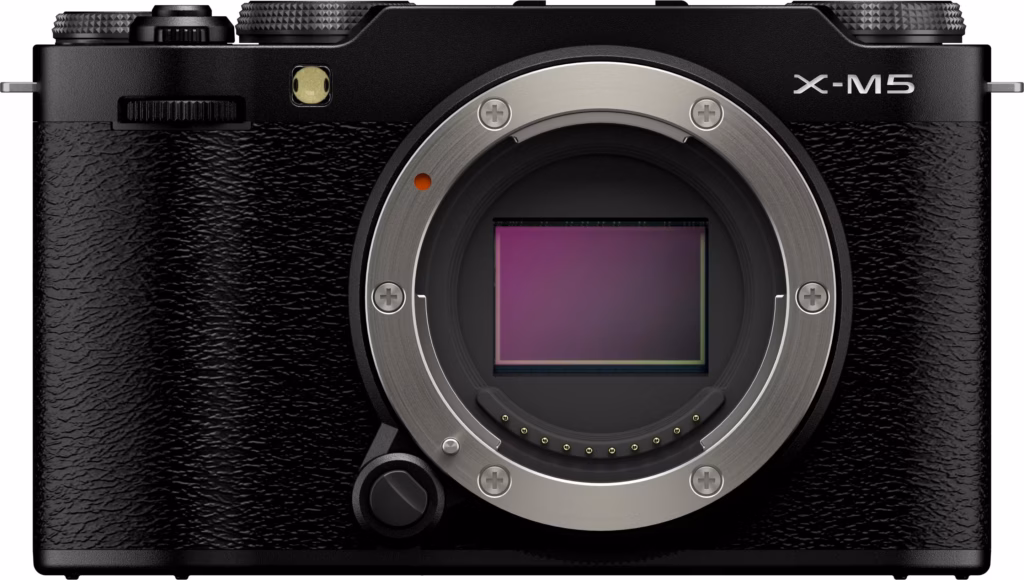 Vorderansicht eines schwarzen Fujifilm X-M5 Kameragehäuses ohne Objektiv, mit freiliegendem Sensor und Objektivanschluss.