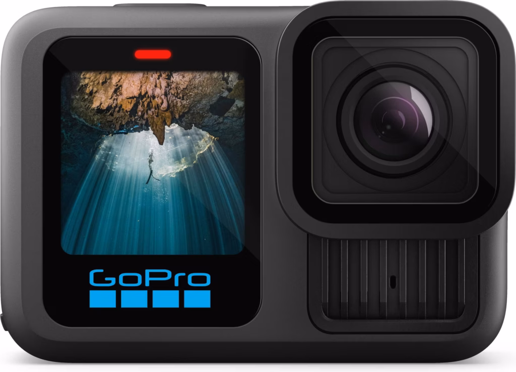 Nahaufnahme der GoPro mit einer Unterwasserhöhle, Sonnenstrahlen und einem nach oben schwimmenden Taucher auf dem Frontbildschirm.