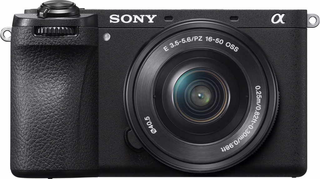 Schwarze Sony Alpha spiegellose Kamera mit strukturiertem Griff und E 3,5-5,6/PZ 16-50 OSS Objektiv, Sony-Logo über dem Objektiv.