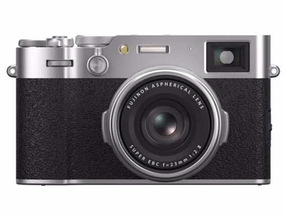 Fujifilm X100VI Kompaktkamera von vorne, silberner Gehäuseteil oben, schwarze Texturfläche, zentrales Objektiv mit Beschriftung, optischer Sucher oben rechts, Steuerelemente sichtbar.