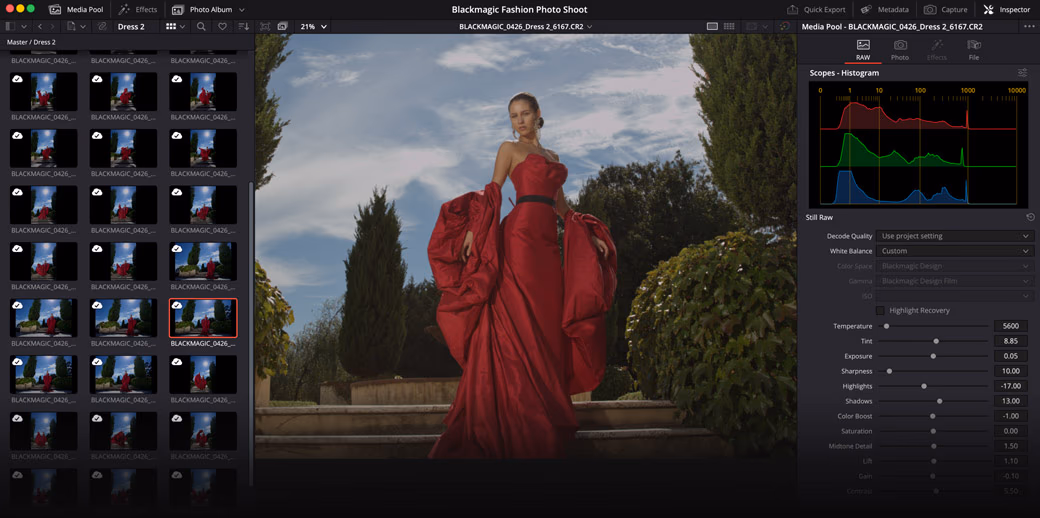 Frau in leuchtendem roten Kleid vor Naturkulisse mit Bäumen und bewölktem Himmel. Interface zeigt DaVinci Resolve mit Histogram, Color-Wheels und Scopes rechts. Demonstriert Farb-Finishing-Workflow in der Color Page.