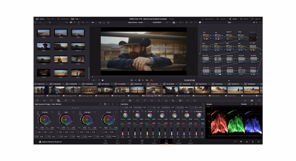 Screenshot der DaVinci Resolve 21 Oberfläche mit neuen KI-Features: Video-Editing-Suite mit Filmszene im Viewer, Farb-Wheels und Histogramme, Media Pool und Timeline.