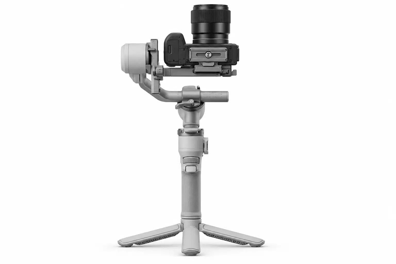 Kameraboden und Grundplatte der Sony α6700 zeigen nach vorn, das Objektiv auf dem DJI RS4 Mini senkrecht nach oben