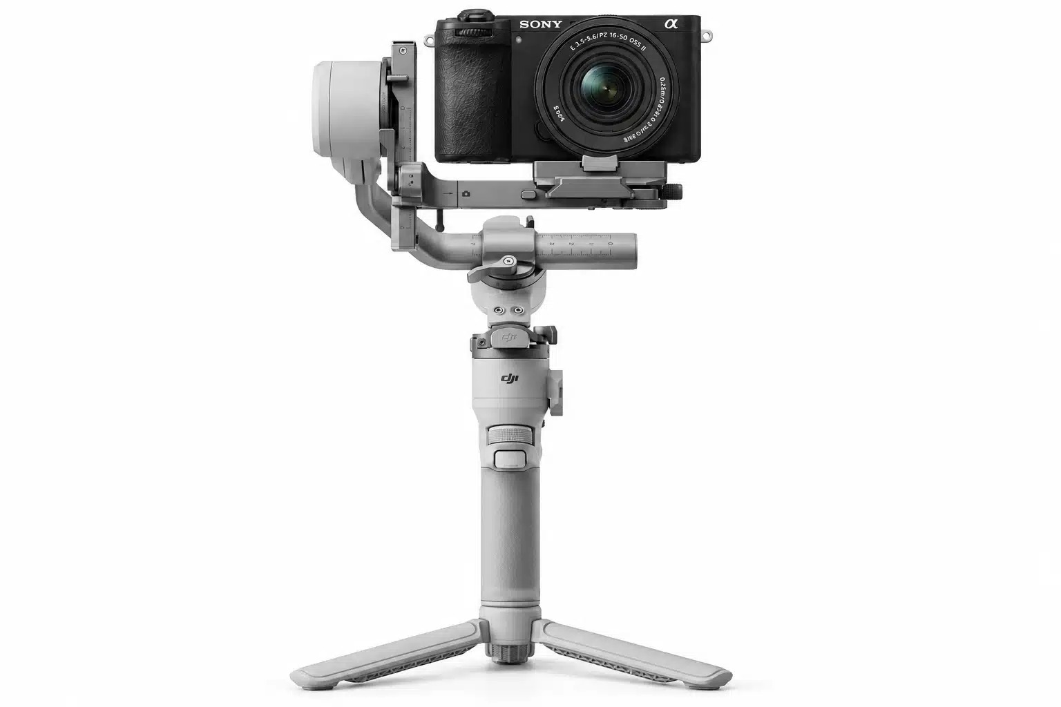 Waagrechte Sony α6700 in Frontansicht auf DJI RS4 Mini mit vollständig sichtbarem langem Griff