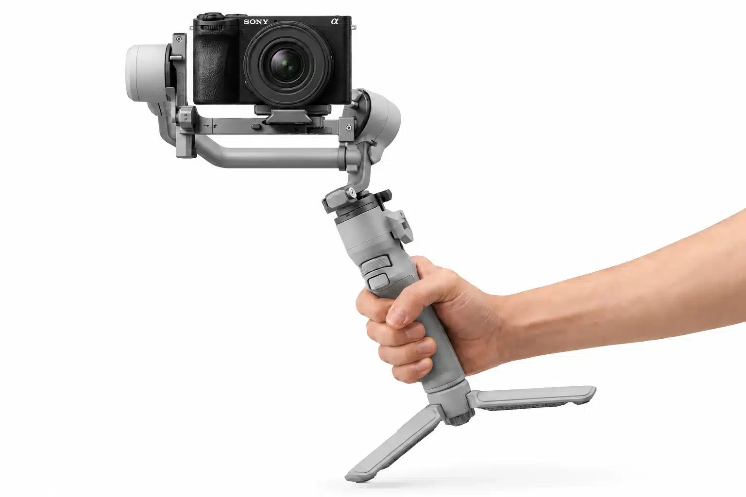 Hand hält den geneigten DJI RS4 Mini, die Sony α6700 und ihre Montageplatte bleiben waagrecht