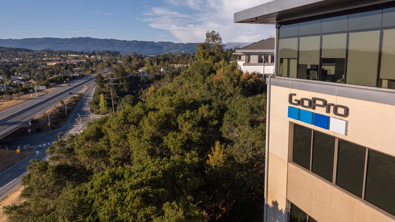 GoPro-Hauptsitz in San Mateo: Luftaufnahme des Bürogebäudes, Symbol für GoPro-Konkurs und Marktanteilsverlust an DJI und Insta360.