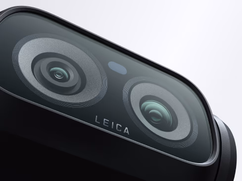 Detailaufnahme des Dual-Kamera-Setups der Insta360 Luna Ultra von oben. Zwei runde Kameraobjektive mit konzentrischen Elementen, darunter das Leica-Branding. Schwarzes Gehäuse mit grauem Rahmen.