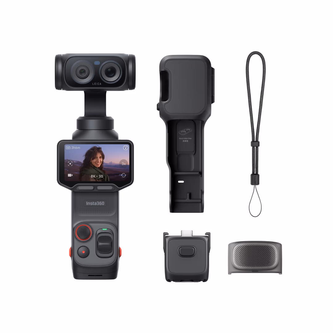 Produktansicht der Insta360 Luna Ultra: Gimbal mit Dual-Kamera-Kopf, abnehmbarer Touchscreen-Controller mit Live-Feed einer Person, Schutzbeutel, Wrist-Strap und Audio-Zubehör.