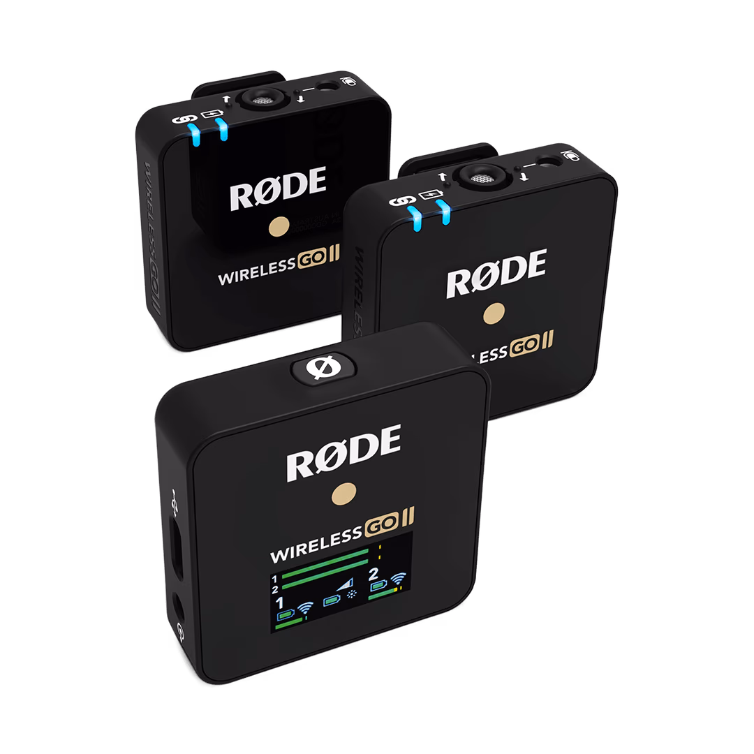 Drei schwarze Rode Wireless GO II Funkmikrofone mit blauen Clip-Elementen – Audio-Equipment, dessen Preise 2026 durch US-Zölle steigen.