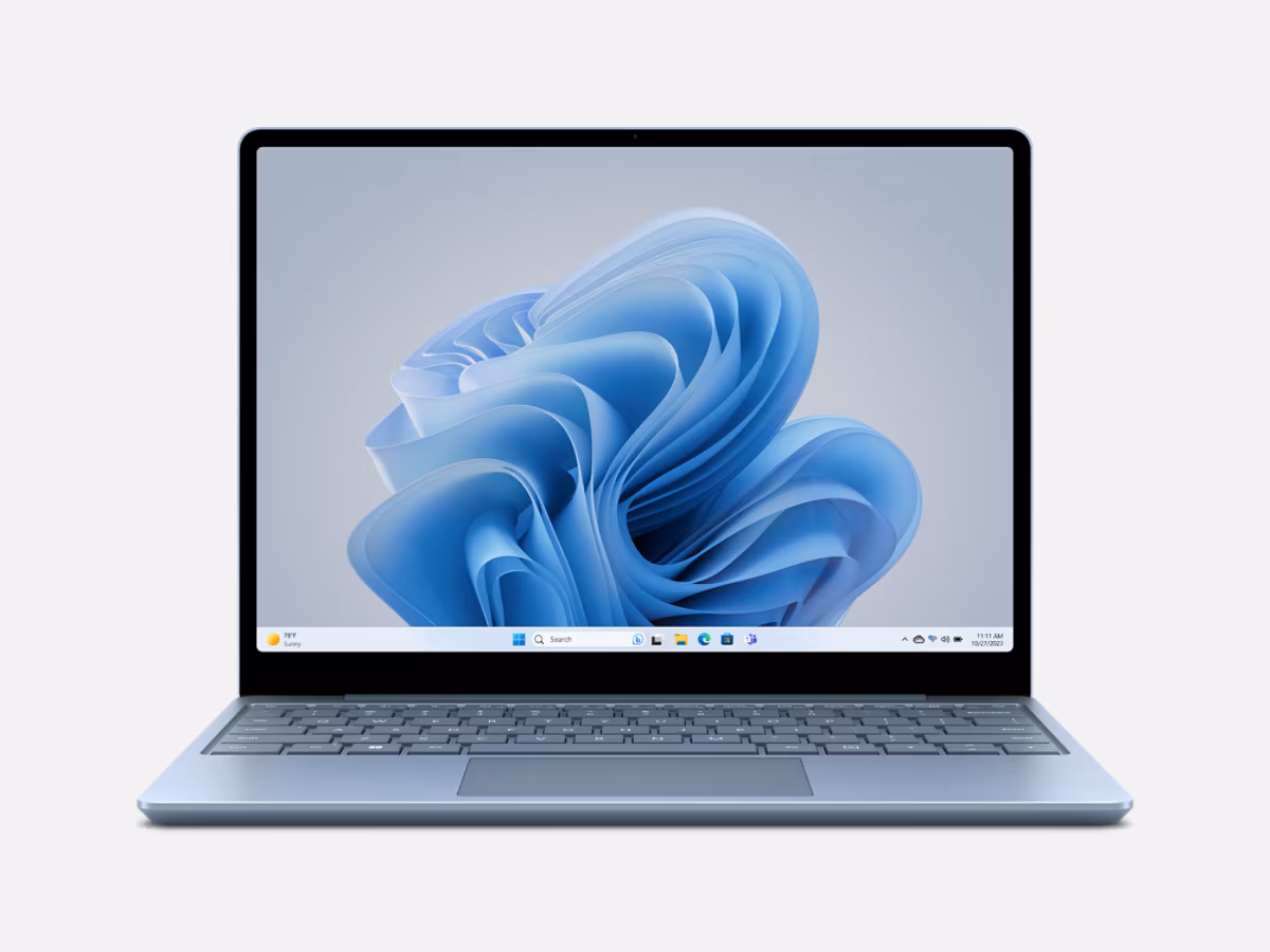 Microsoft Surface Laptop Ultra mit RTX Spark – silbergrauer Laptop, aufgeklappt, 15-Zoll-Display mit Windows-11-Tapete, klassisches Clamshell-Design.