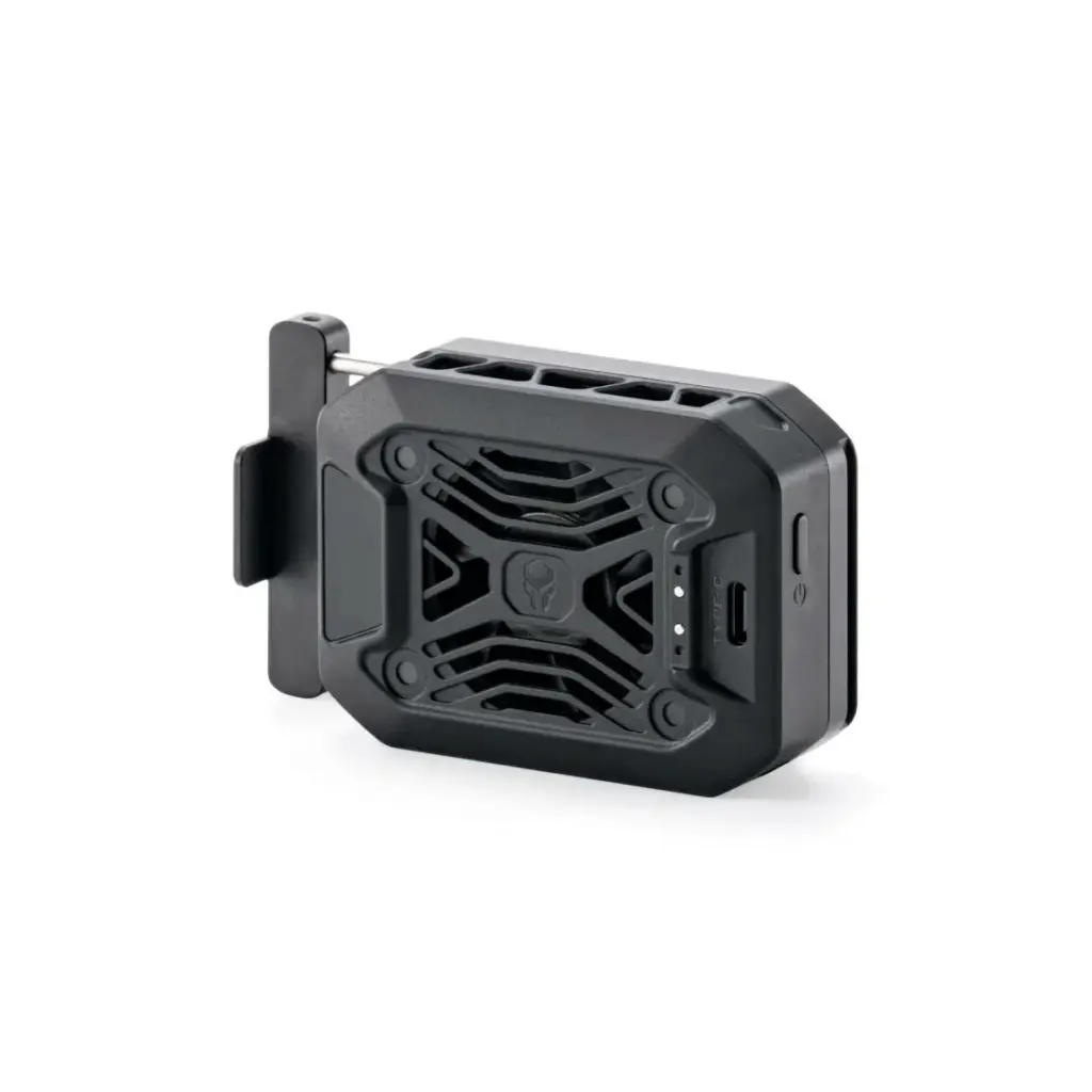 Kompakter schwarzer Tilta Universal Cooling System-Lüfter mit Clip, Lüftungsschlitzen, Bedientaste und Kontrollleuchten zur Befestigung an einem Smartphone oder einem Handgerät.