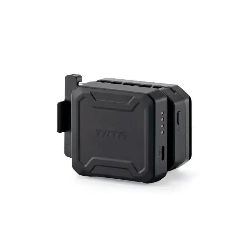 Kleines schwarzes, rechteckiges Gerät mit der Aufschrift „TILTA“, mit Kontrollleuchten und einem USB-C-Anschluss; es bildet den Kern des Tilta Universal Cooling Systems.