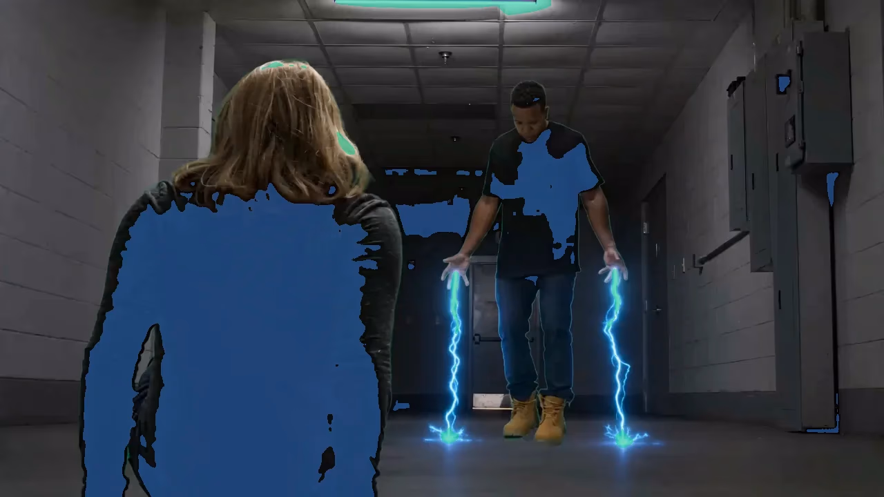 Zwei Personen in einem Büroflur stehen sich gegenüber. Ihre Oberkörper sind mit blauen Bereichen maskiert – SwitchHDR Luminanz-Masken visualisieren die selektive Rekonstruktion von Highlight- und Shadow-Tonwertbereichen.