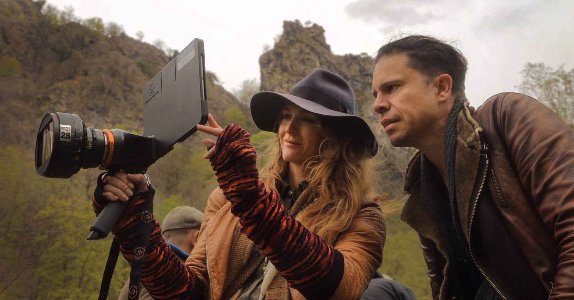 Zwei Filmschaffende beim Location-Scouting mit Director's-Viewfinder-Rig