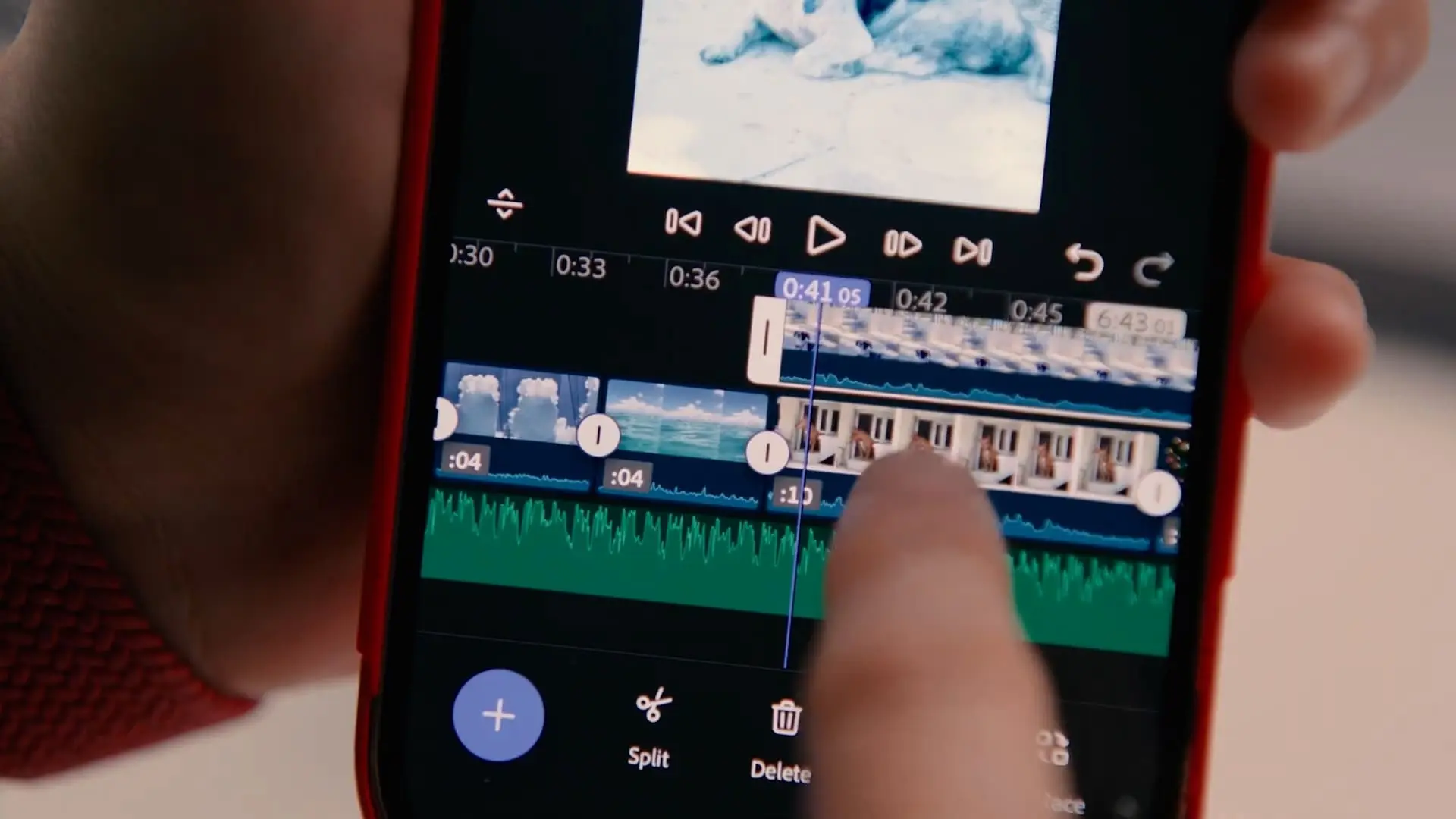 Content Creator nutzt KI-gestützte Video-Schnittsoftware auf dem Smartphone: Timeline mit mehreren Video- und Audio-Spuren, Waveform-Visualisierung in Grün, Vorschau-Fenster oben.