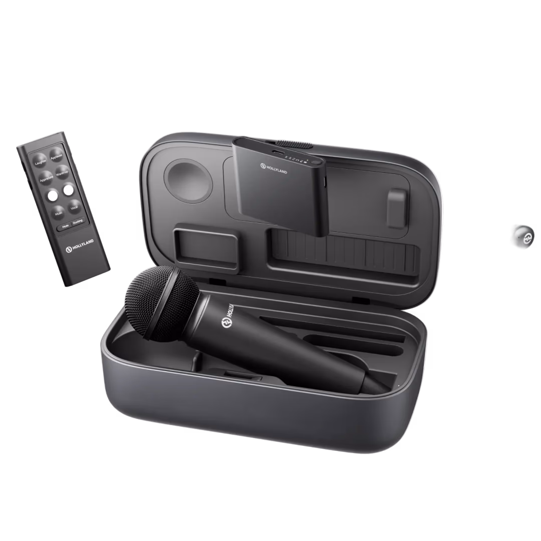 Offene schwarze Ladecase des Hollyland MELO P1 mit eingebautem Mikrofon, Smart-Audio-Mixer oben und Platz für weitere Komponenten. Daneben Fernbedienung und kleine Metallkugel (Zubehör).