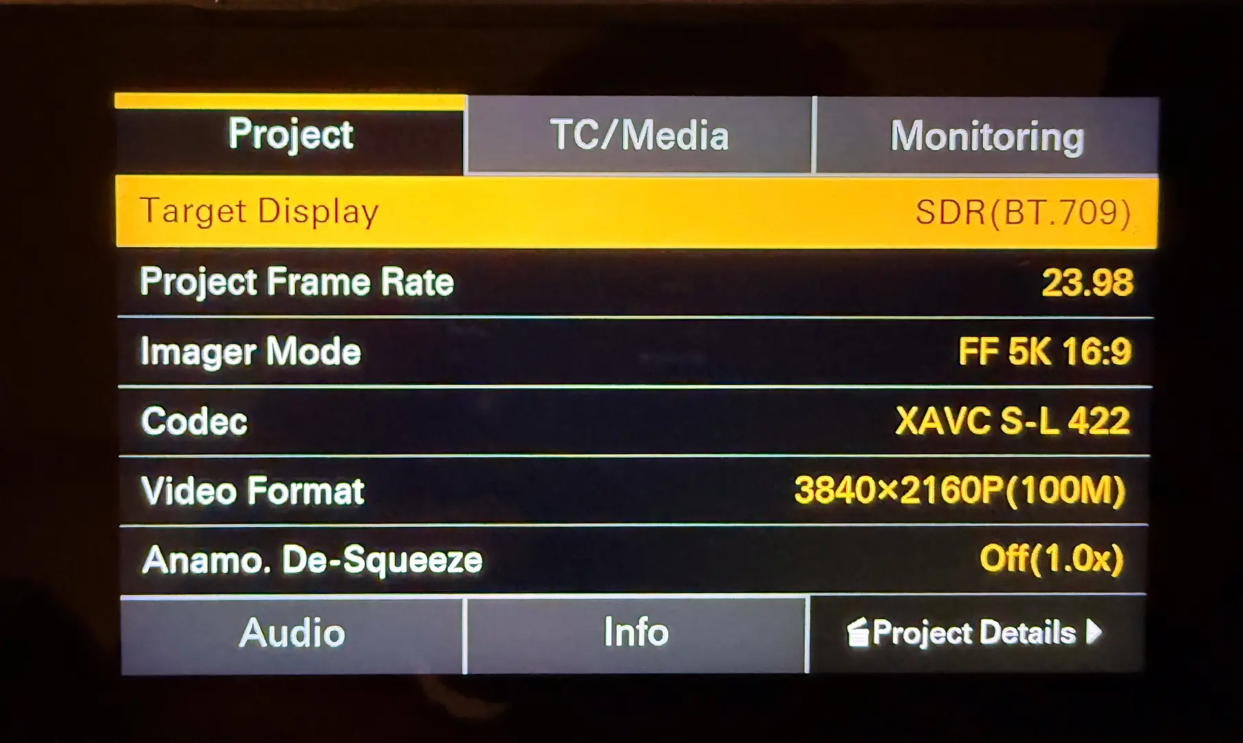 Menübildschirm der Sony FX5 zeigt Projekt-Einstellungen: Target Display SDR(BT.709), Project Frame Rate 23.98, Imager Mode FF 5K 16:9, Codec XAVC S-L 422, Video Format 3840x2160P(100M), Anamo. De-Squeeze Off(1.0x). Tabs für Audio, Info und Project Details sichtbar.