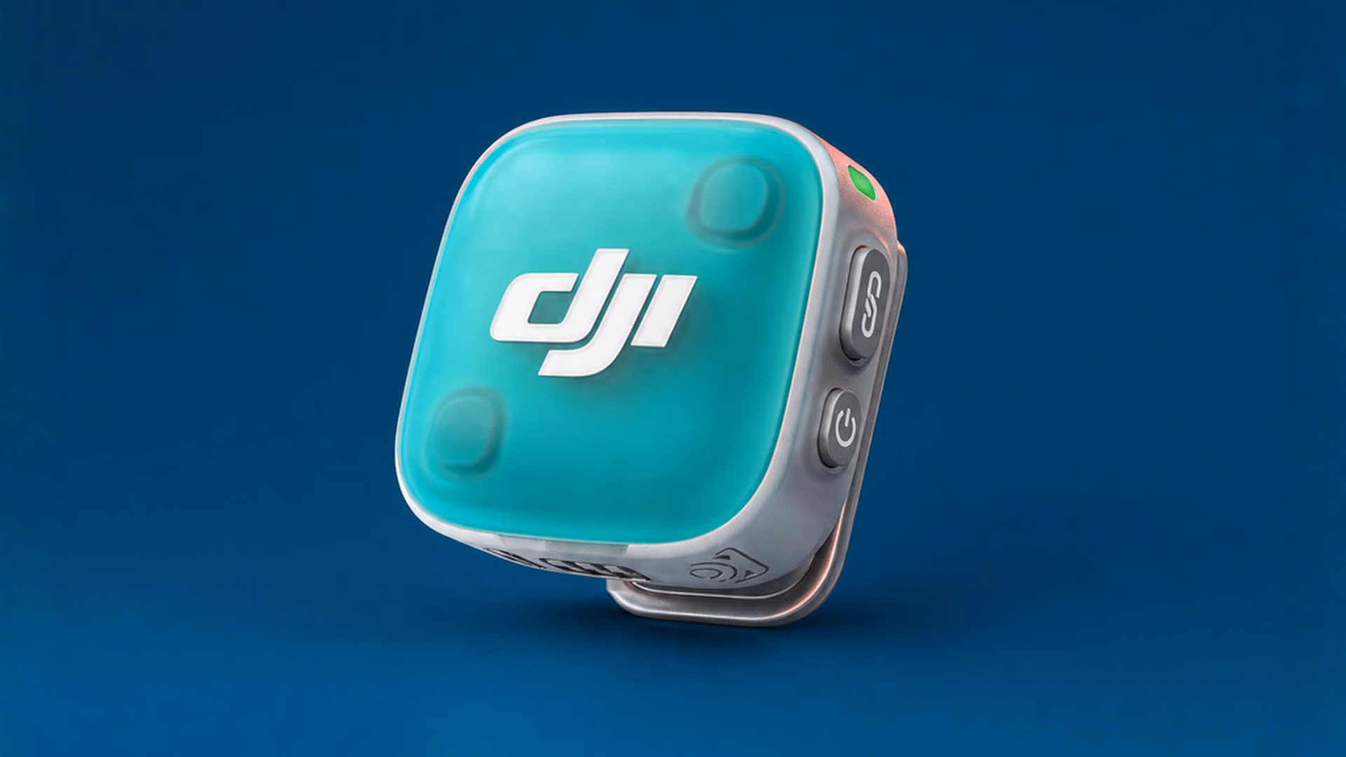 Kompaktes DJI Mic Mini 2S Funkmikrofon-Set mit türkisgrünem Sender, grauem Metallrahmen, Kontrollbuttons an der Seite und LED-Statusanzeige oben rechts vor blauem Hintergrund.