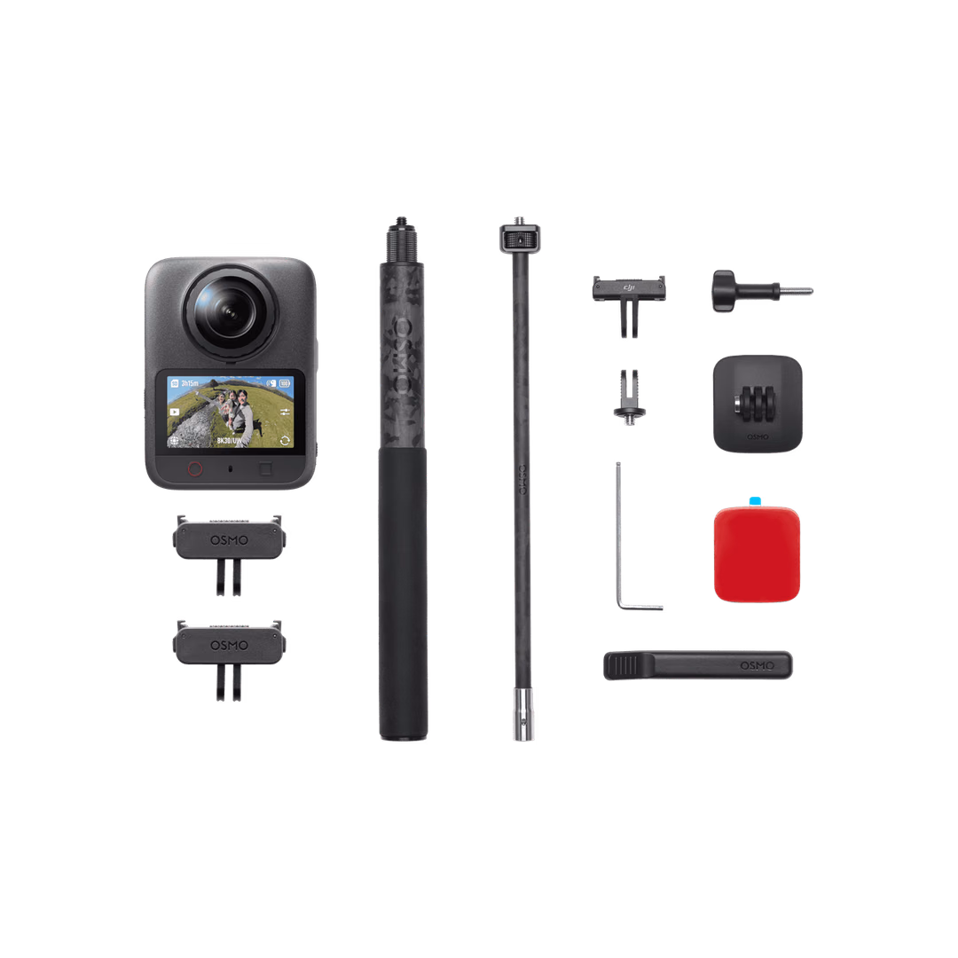Lieferumfang der DJI Osmo 360 II Adventure Combo: Kamera, zwei Verlängerungsstäbe, Schnellwechselhalterungen, Schutzhülle und Zubehör