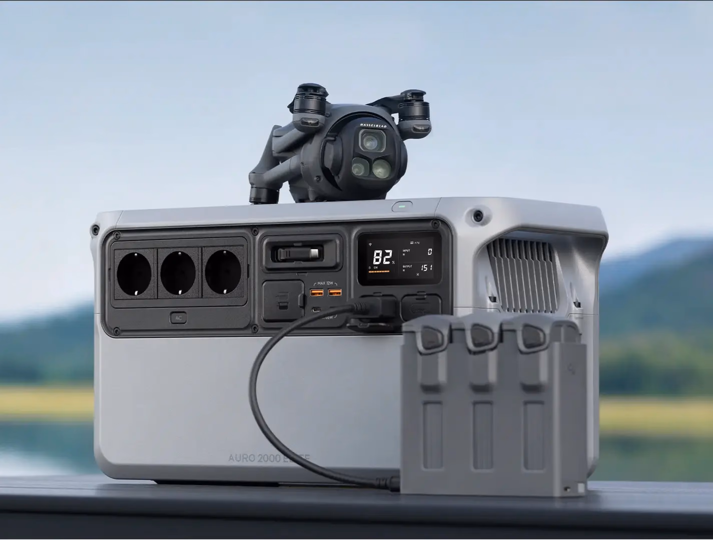DJI-Drohne auf der DJI Power Auro 2000 Elite, davor drei Akkus.