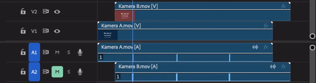 Premiere-Timeline der Multikamera-Quellsequenz: Kamera B liegt auf V2 zwei Sekunden nach Kamera A auf V1, die Pieptöne in den Tonspuren A1 und A2 stehen genau untereinander.