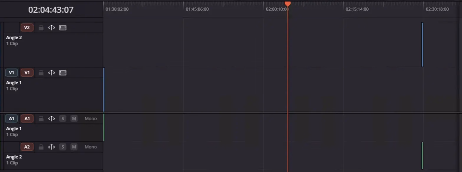 Resolve-Timeline eines Multicam-Clips mit Angle Sync Timecode: Kamera B (Angle 1) liegt am Anfang bei 01:30:02:00, Kamera A (Angle 2) erst eine Stunde später am rechten Rand, dazwischen ist alles leer.
